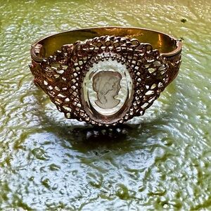 Whiting & Davis Signed Vintage Gold Tone Filigree Intaglio Cameo Bracelet